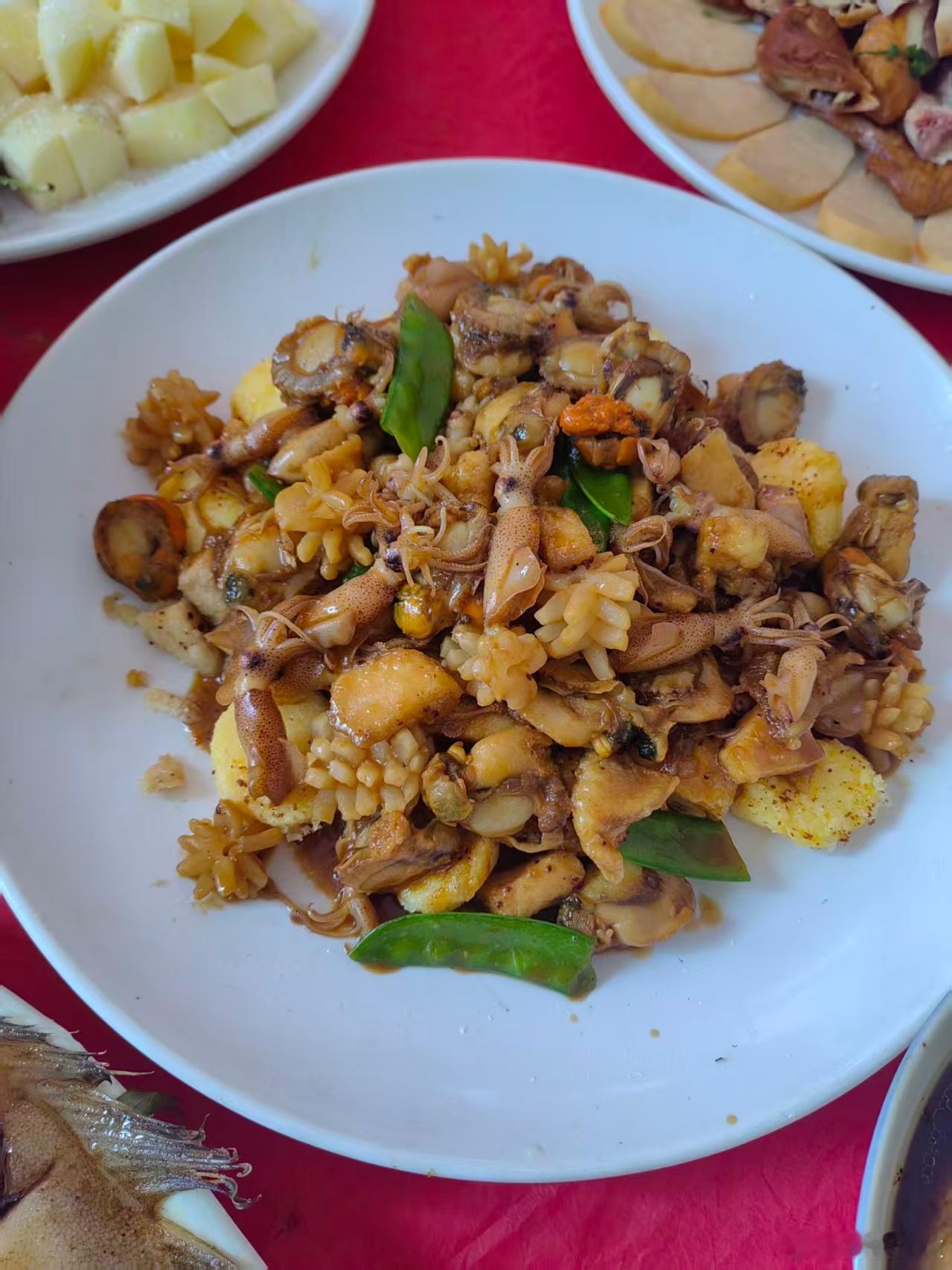 群英荟萃不为过提前准备好食材，知道家里孩子喜欢吃海鲜，准备了籽乌，扇贝，鲽鱼，鱿