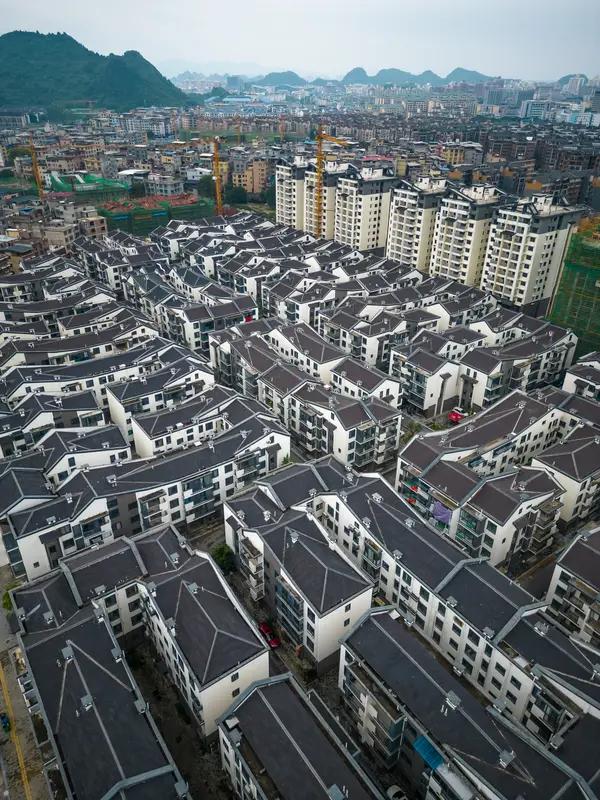 买回迁房，看着低价很诱人，实则暗藏风险。回迁房土地大多是国有划拨性质，原则上能买