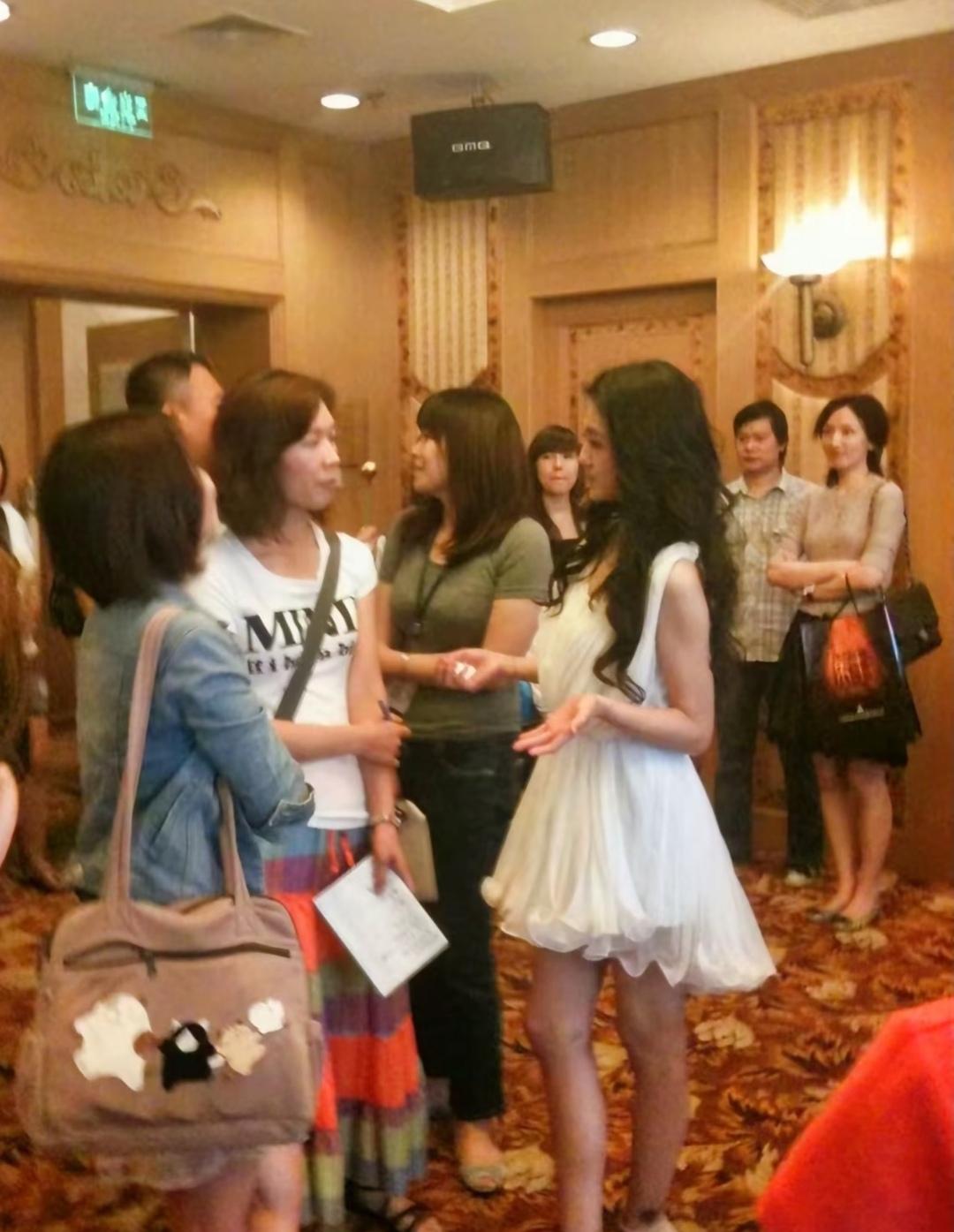 看图一，在人群里，就数大S打扮最亮眼，真的好漂亮，她生前真的活得特别精致，她还特