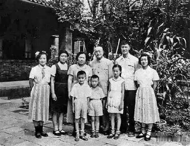 这张照片是刘伯承元帅和他的家人在1950年代的合影。刘伯承（中后）是中国人民