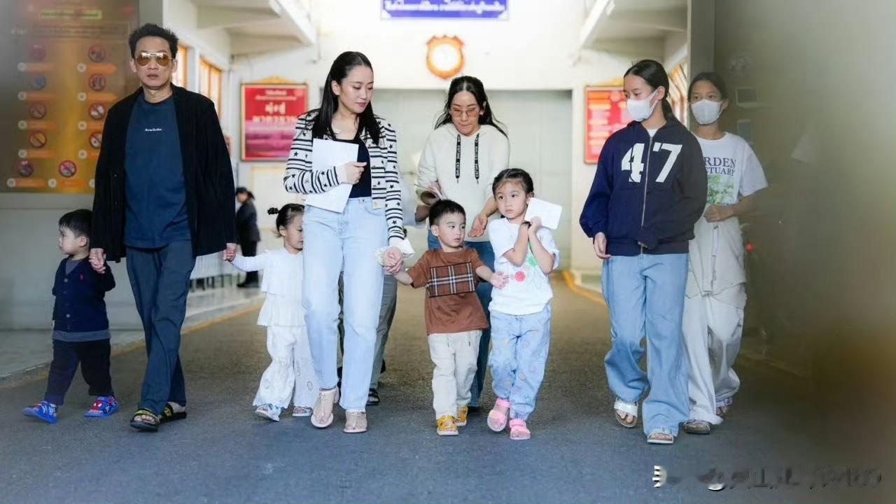 他信家族后继有人啊。据报道，前总理他信的7名孙辈赴监狱探访他信，包括潘通泰的2名