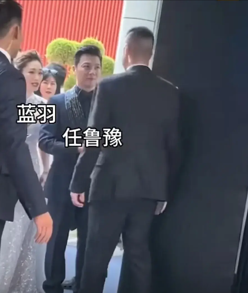 近日，任鲁豫和蓝羽被邀请去重庆永川主持电影节时，走到门口却被保安拦住了，似乎是没