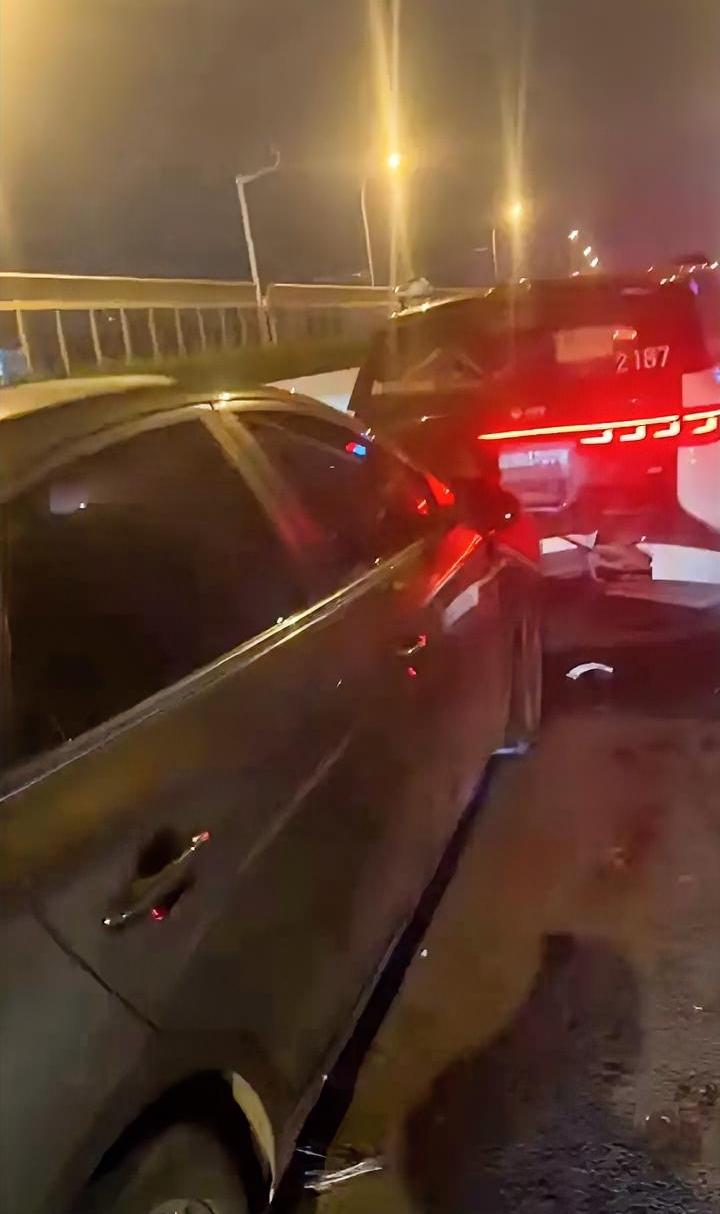 保险公司估计要气坏了，昨晚武汉萝卜快跑集体故障，大量自动驾驶汽车直接停在马路上，