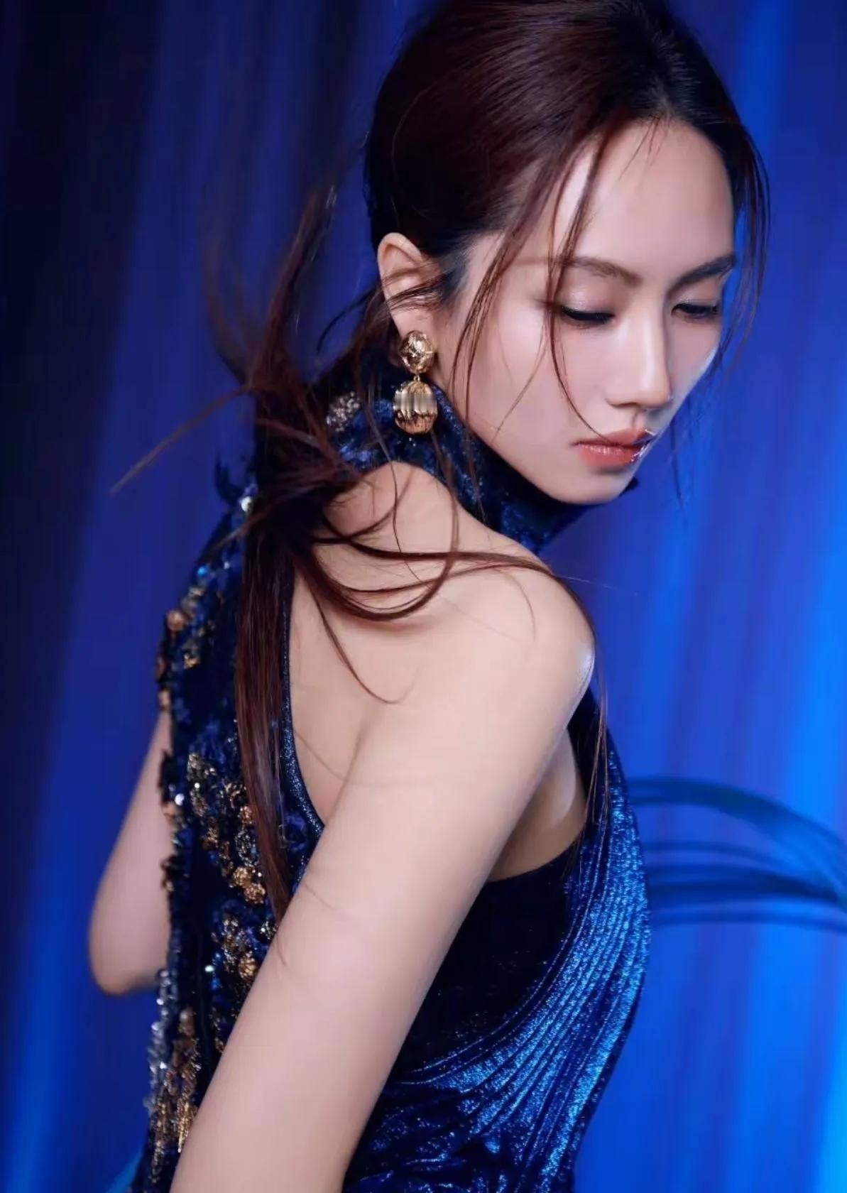 惜君这组深海蓝闪钻礼服直接封神！💙流光材质像把银河穿在身上，冷调光泽衬得肌肤