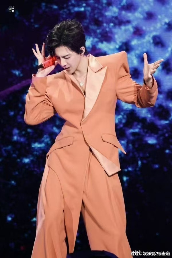 只知道刘宇宁身材很曼妙谁说曼妙只能形容女生，刘宇宁用实力打破刻板印象，这身材这