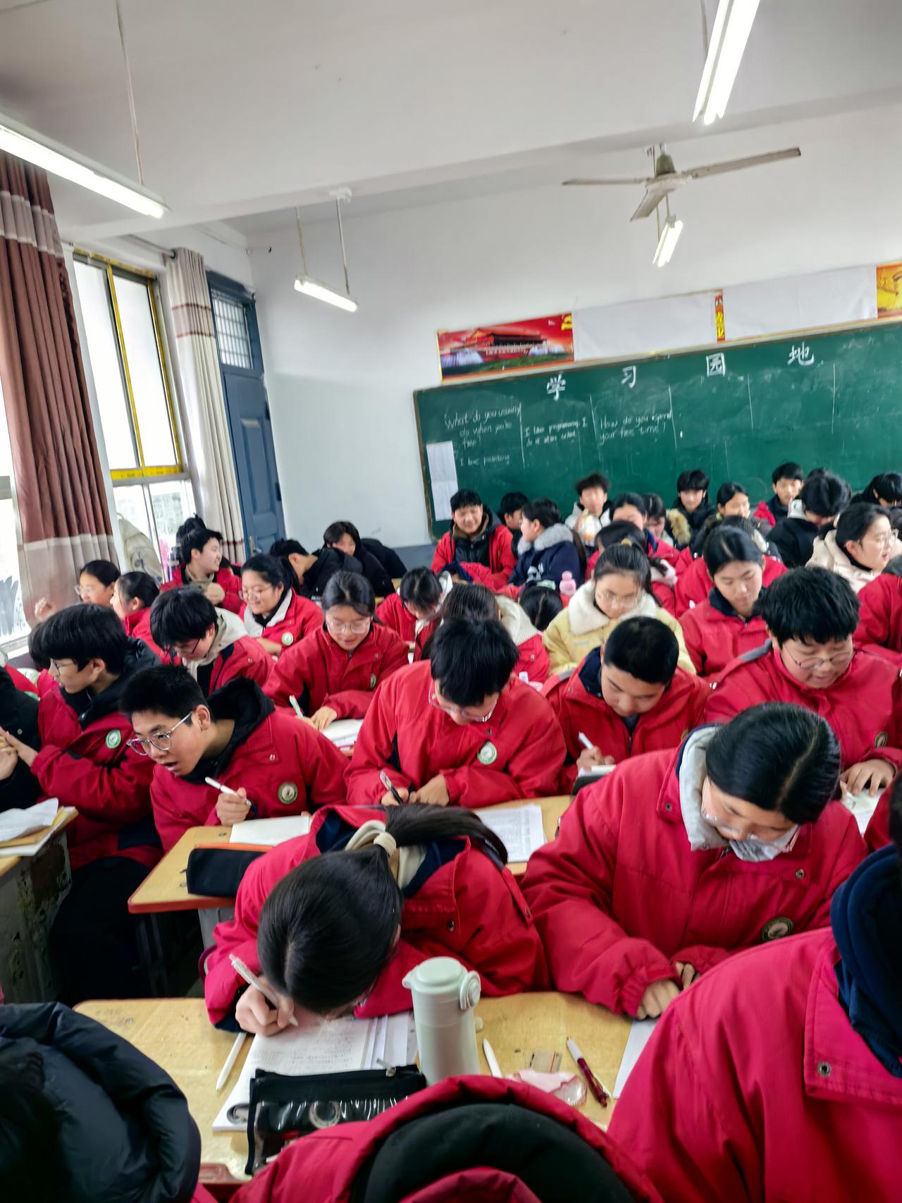 本来快退休了，但高级教师可以申请延迟，只要身体允许。目前，本人眼睛不老化，身体没