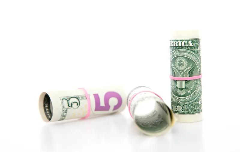 钱是面镜子，照得见人情冷暖，撑得起生活底气。没钱时，才懂很多关系经不住现实磋