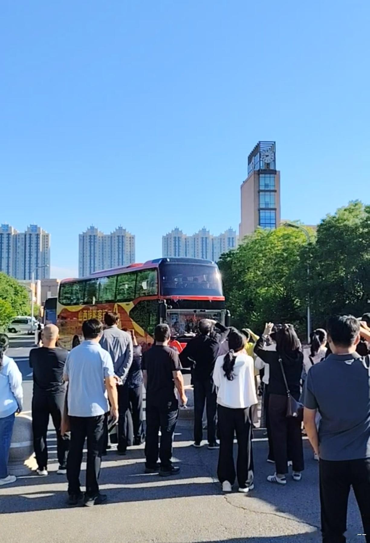 2026高考“清北班”考生，用专门的小巴接送。今年高考考场外有两种车接送考生，