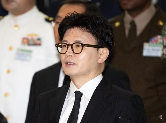 韩国国民力量党前党首韩东勋批评称：“任命姜善宇为女性家族部长官候选人，就像把那些