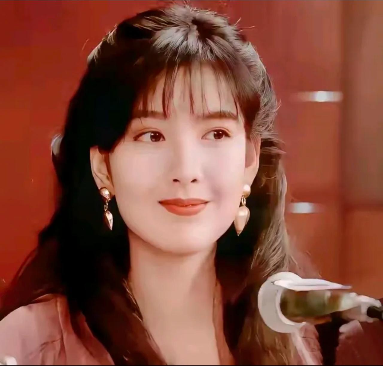 有人问：周慧敏之后，香港涌现出一批又一批玉女明星，为什么时至今日提到“玉女”，观