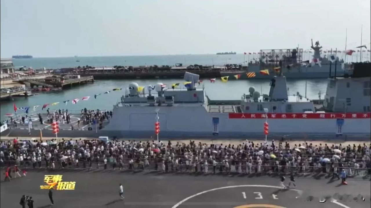 这就是最真实的国内国外的差距！歼16国外参加航展连围栏都没有，舰艇开放现场人山人