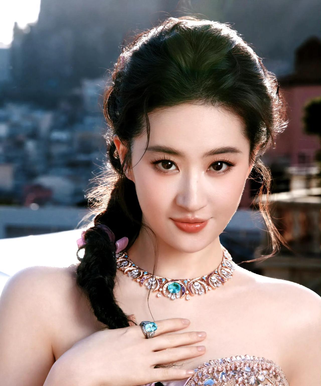 这已经是姐累积演绎的第十三条ElieSaab高定造型了！甚至光近两年就足