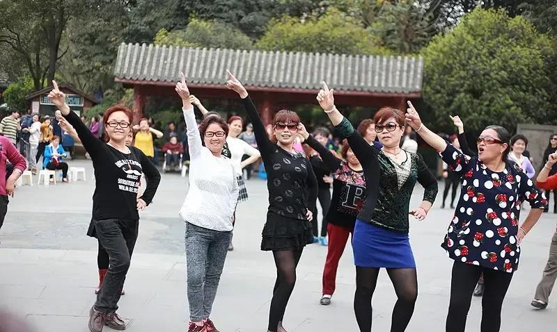 女儿心疼妈，咬牙买了双200块的好鞋，却谎称“才70”！本想贵一点穿着舒服，谁