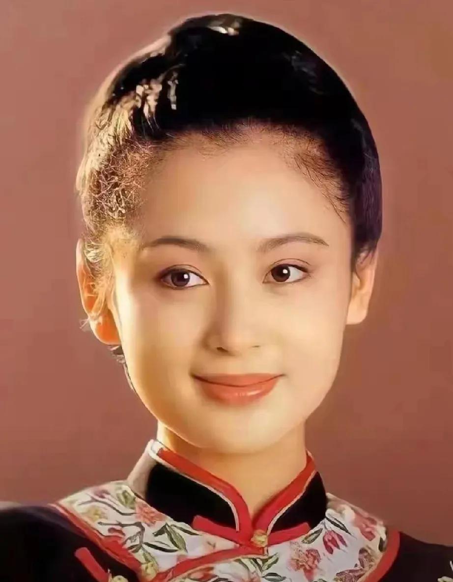 内娱十大美女榜揭晓，迪丽热巴第六竟已算靠后！刘亦菲“神仙姐姐”下凡吃盒饭，反差萌