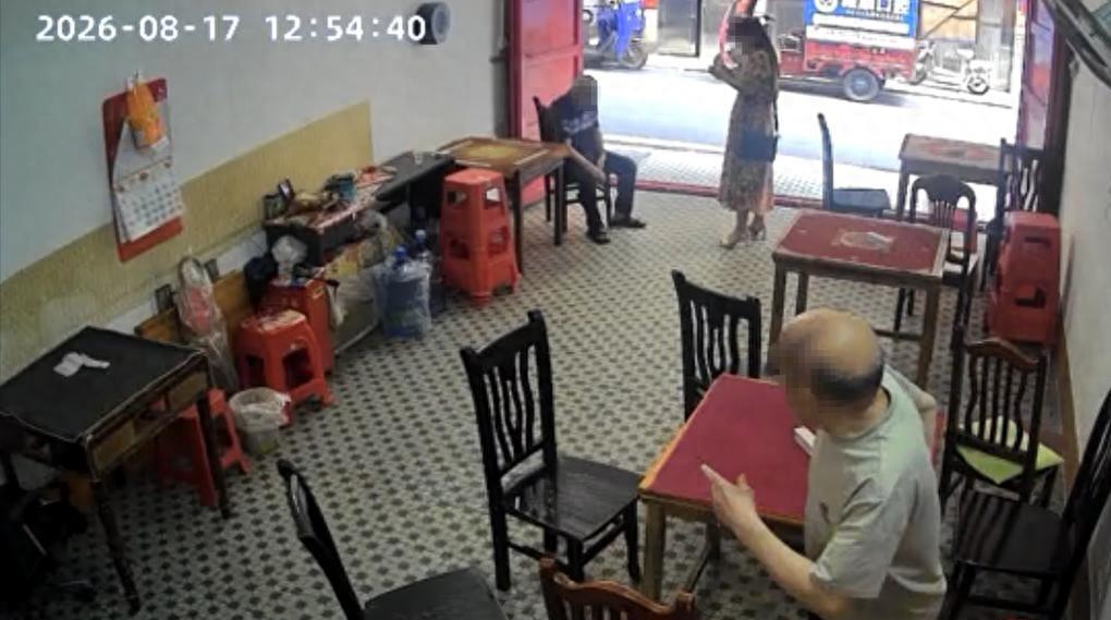 被扶老人索赔没有毛病，店家处理确实有问题。尽管当地官方已经确认，店家在整个过程中