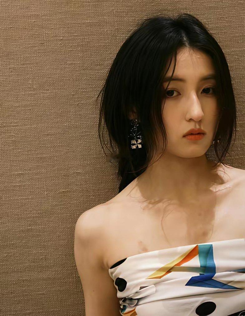 越来越不懂赵今麦了，原本可以和张子枫一样成为电影咖，却偏偏自降身价去拍偶像剧。浪