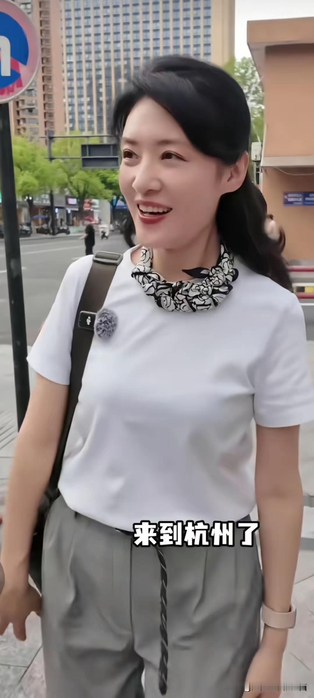 周涛出来旅游到了杭州，一身休闲装打扮，特别的大方，一点也看不出来她是快60岁的女