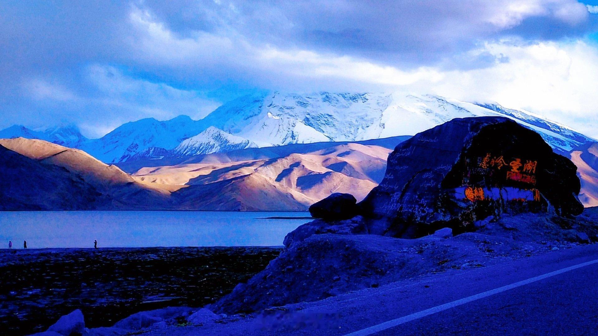 白沙湖之后，地势格外险峻起来。雪山顶子扒着崖尖扑面倾泻，遮天蔽日，有压顶之感。两