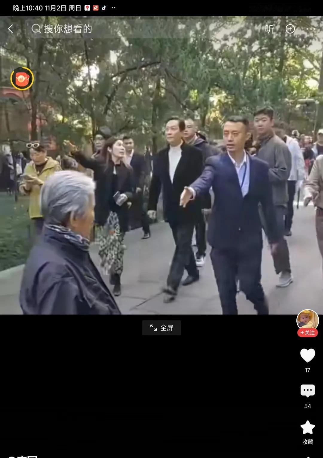 唐国强的一段“让一让”的路边视频火了，虽无人围观，也没有刻意拍摄，却迅速在网络上