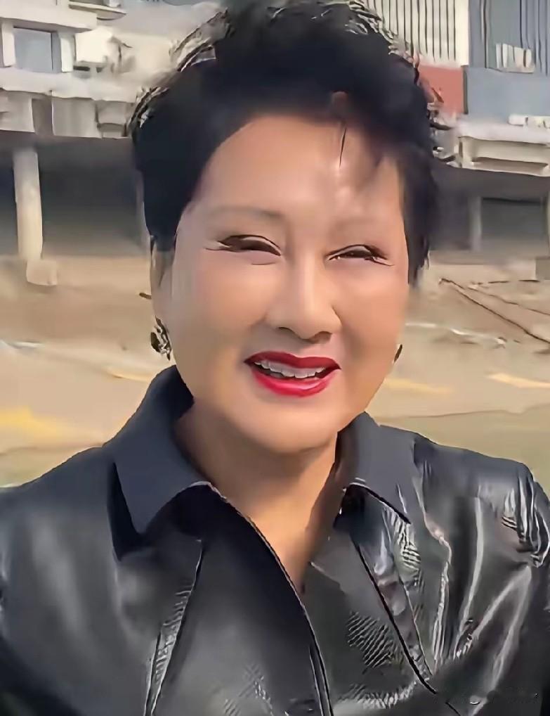 都是钱太多被钱烧的，这回跳到大坑里了吧？眼都睁不开了这可咋办啊？曾经的国民