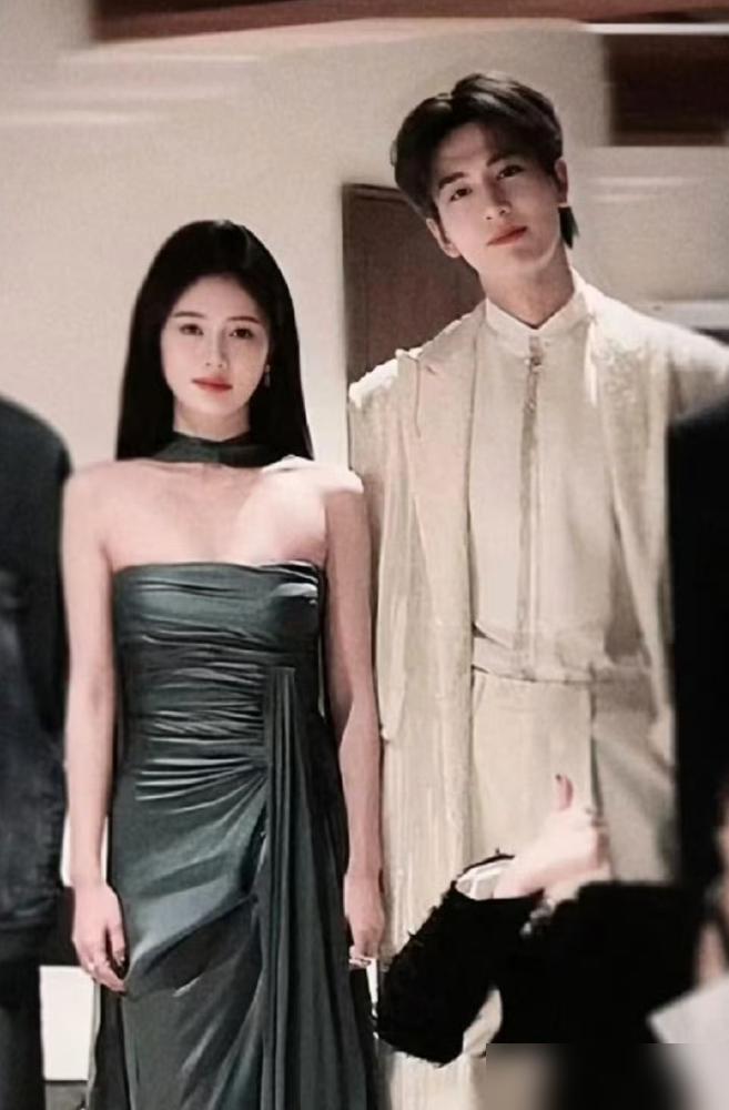 白鹿那个白眼翻得，镜头都快碎了，张凌赫的眼神卑微到尘埃里。前一秒，她还跟孟子