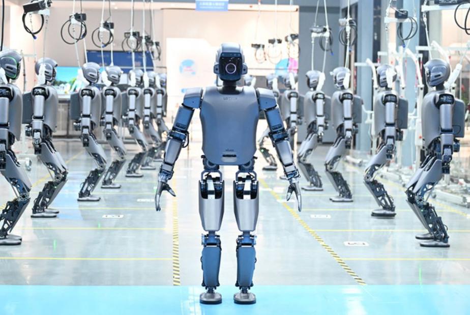 中国人形机器人冲出国门！优必选3700万美元大单落地边境11月26日消息，