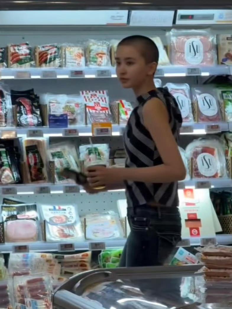 金子涵称有人怂恿她当演员真的心疼金子涵…以前在舞台上多自信一女孩，现在说被人盯着