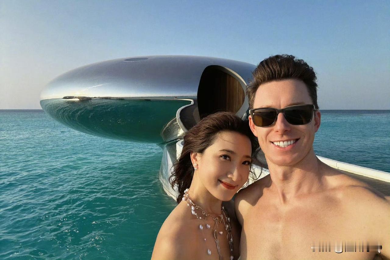 许靖与外籍男友在沙特甜蜜度假，两人大秀恩爱照和健美身材。许靖现任又帅又有腹肌，反