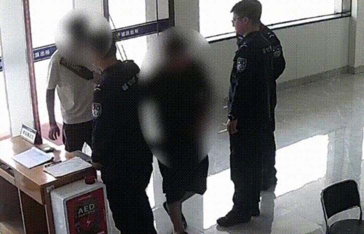 自投罗网。张某坚信自己清清白白，跑到派出所“自证清白”。民警不动声色稳住