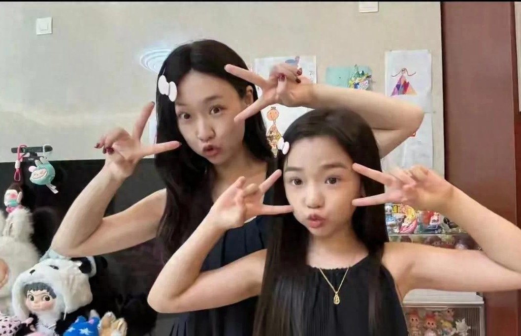都说管乐和董璇女儿长得像，这下两个人相认了，还真是一模一样