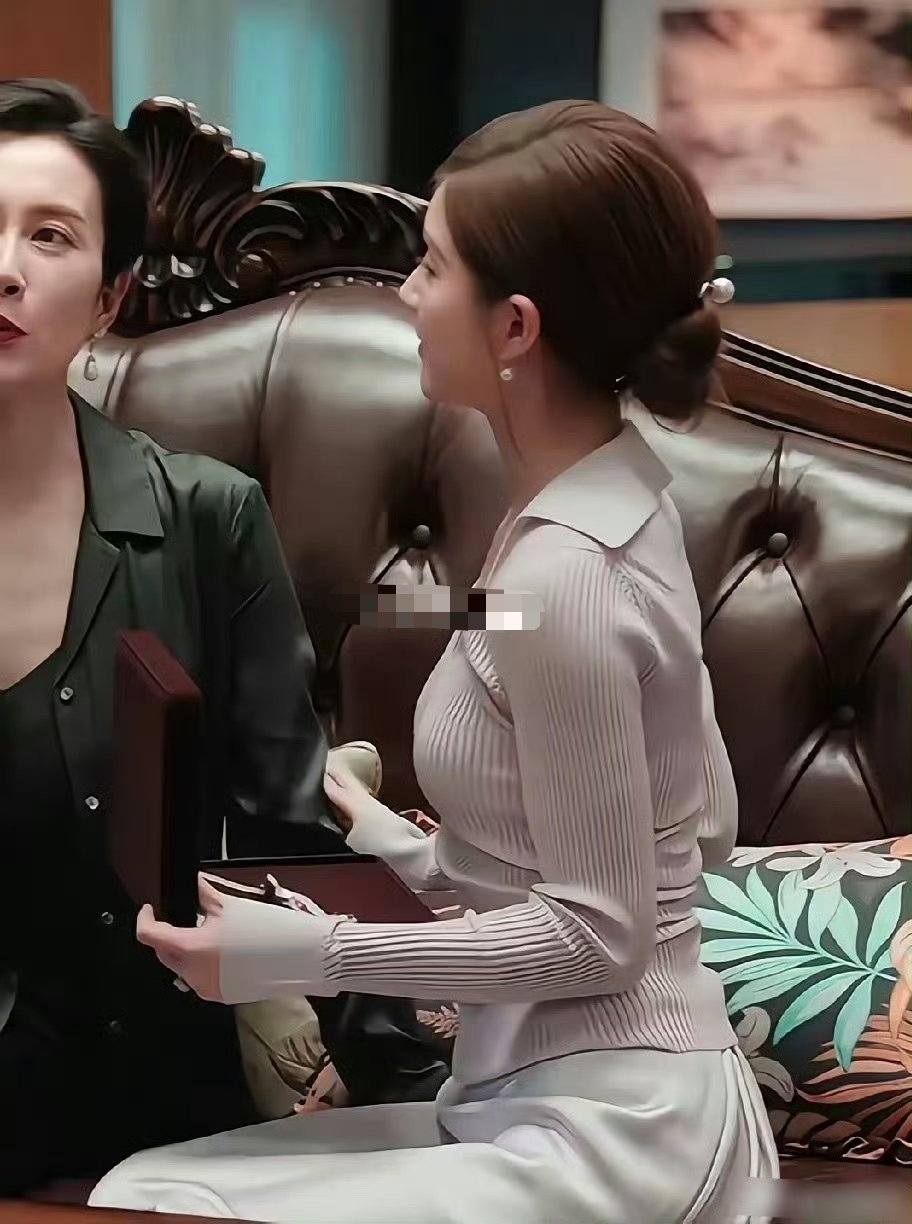 要瘦到多少斤？才能把紧身毛衣穿出宽松效果！真的心疼赵露思了​​​