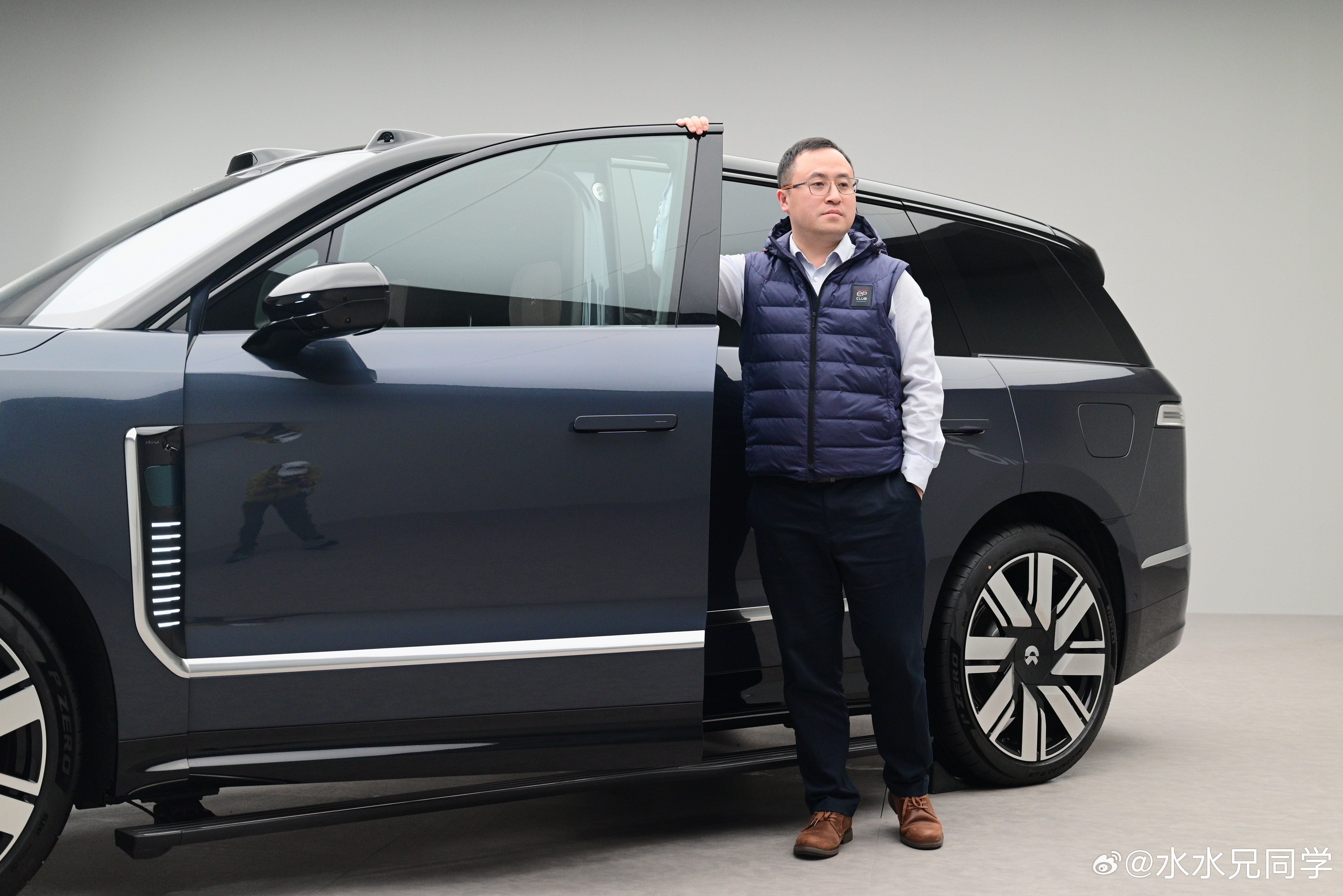 拍摄的间隙，我跑到隔壁那里去拍了一下南极星蓝的ES9。不过每次站在这个车旁边，我