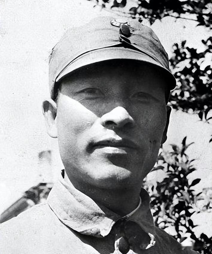 1953年，开国上将刘亚楼回乡，一个疯女人当街拦住他的吉普车，将军拔枪怒吼：22