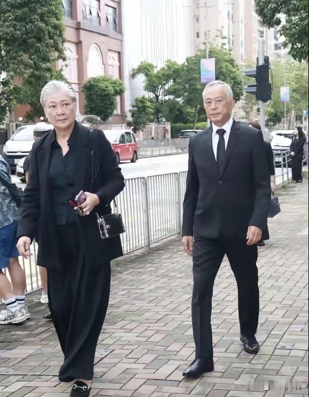 杜琪峰的妻子，怎么和洪金宝长得这么像？[捂脸哭][捂脸哭]杜琪峰妻子黄宝玲。两人
