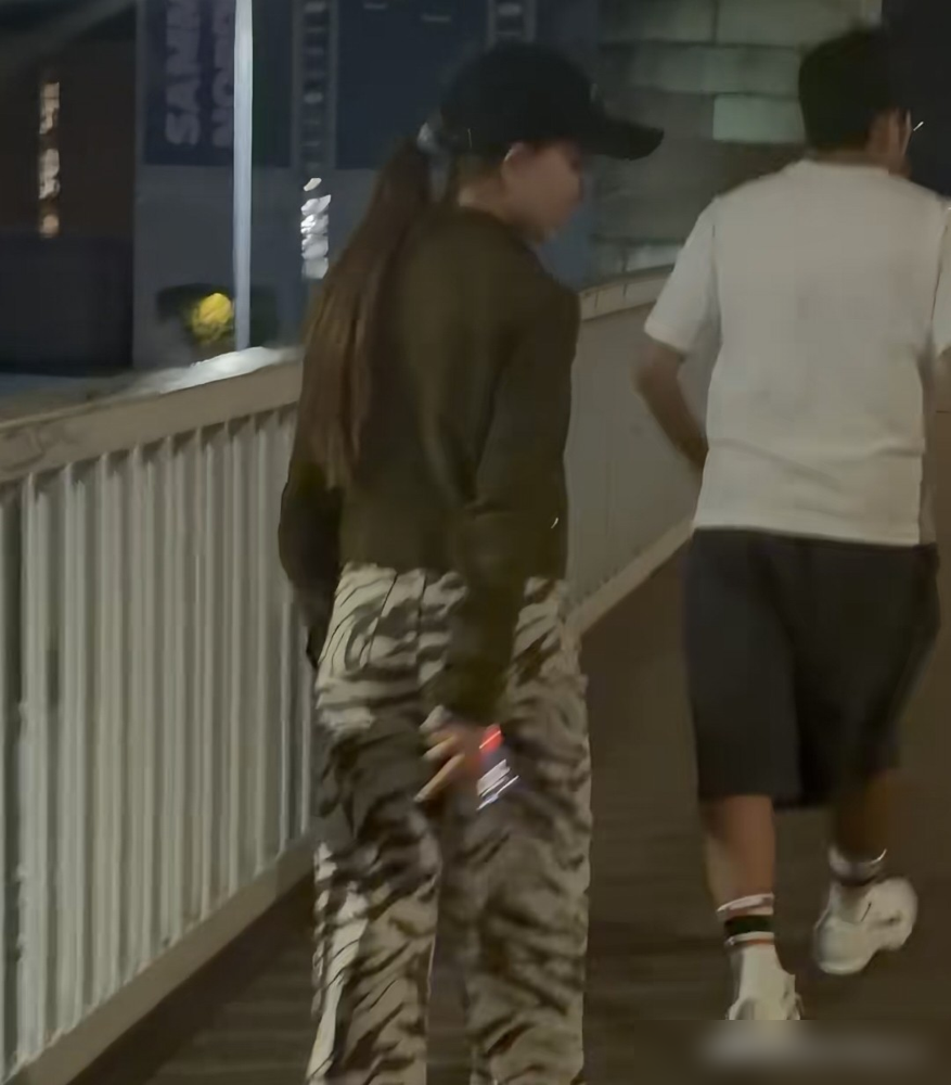 丹麦街头，昆凌一巴掌拍在周杰伦肚子上，那声响隔着屏幕都听见了。老周没躲，低头笑了。那肚子圆滚滚的，跟