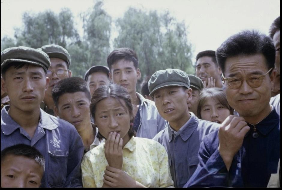 历史老照片分享1973年，一个外国记者拍摄了正在围观他的人。