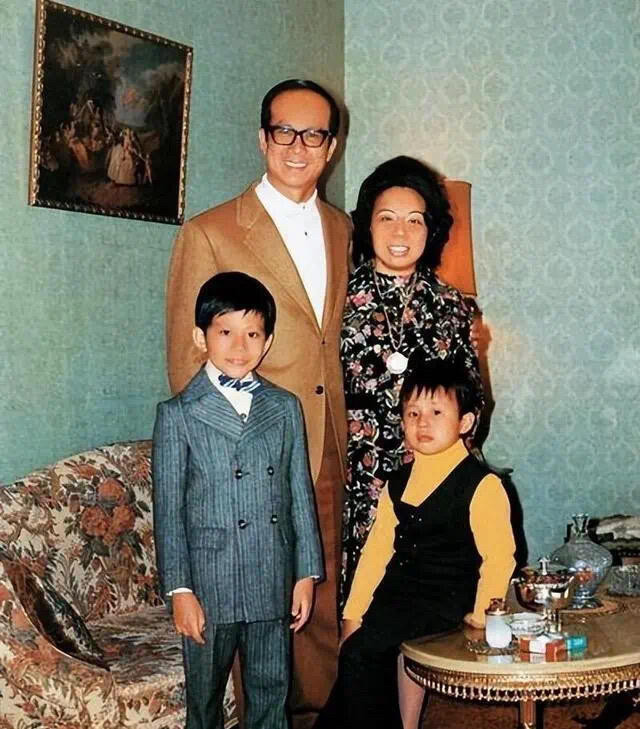 李嘉诚的全家福，照片中这个穿着碎花裙被李嘉诚搂在怀里的女人，是他唯一的妻子庄月明，外界常说“没有庄月