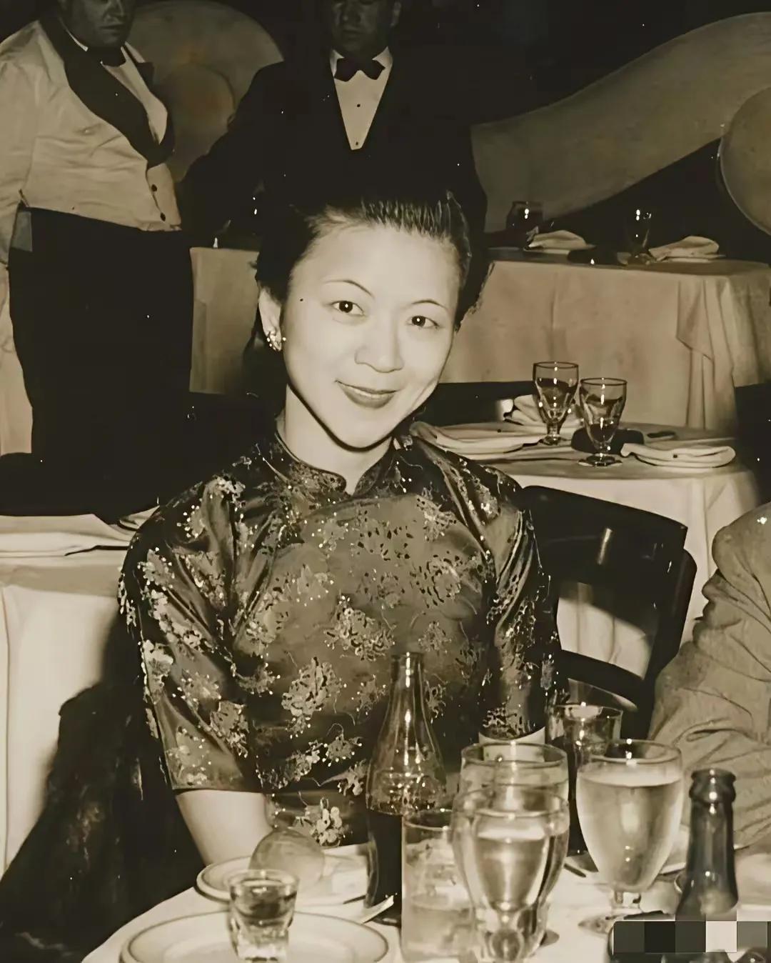 这位端庄优雅的女性就是婚纱女王王薇薇的妈妈，曾经在联合国机构做翻译，会多种语言。