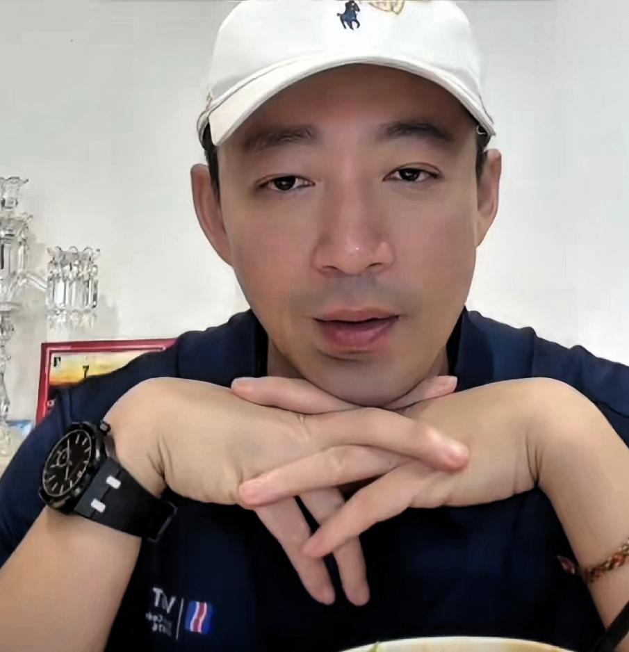 小菲和筱梅在想,玥儿和箖箖怎么办.玥儿六年级了,箖箖也要上学去,这是个大