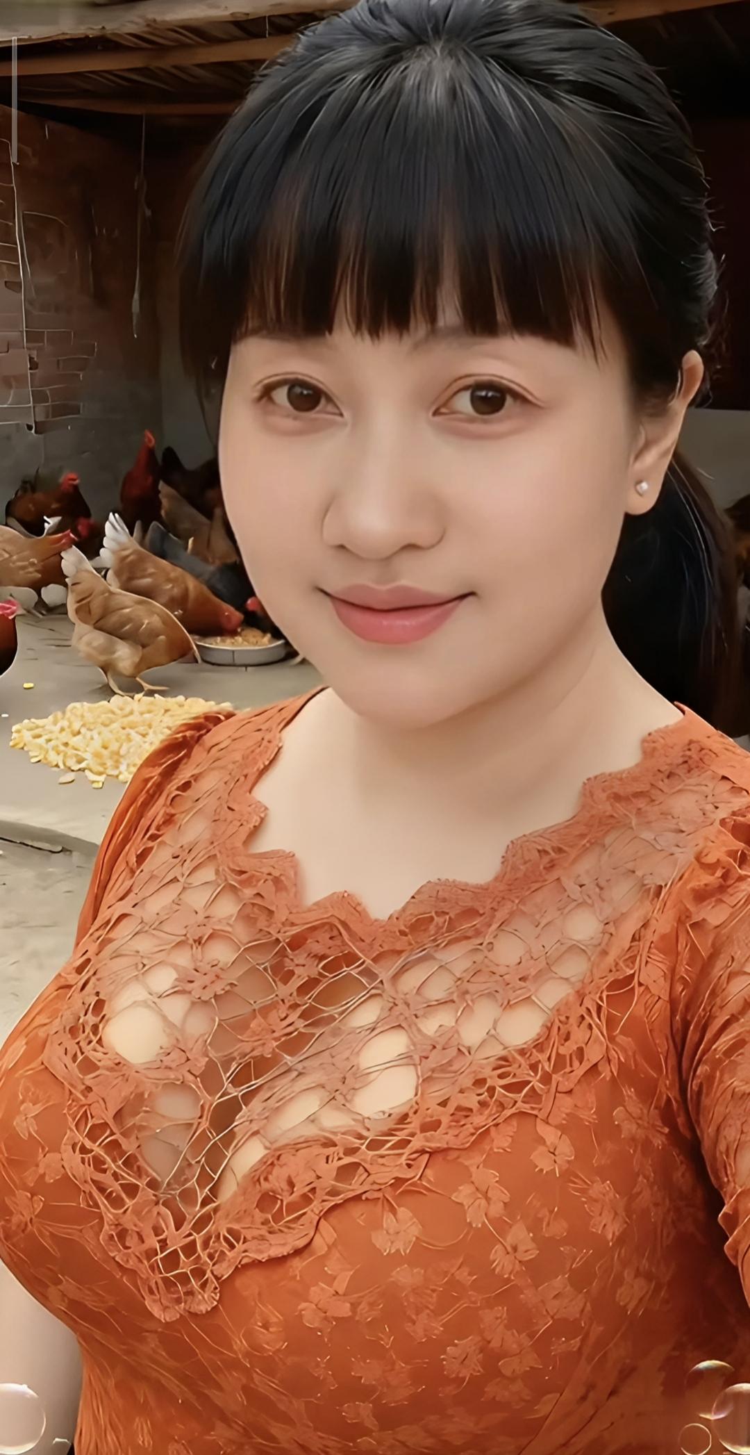 鸡鸣晨曦里，花影映窗纱。