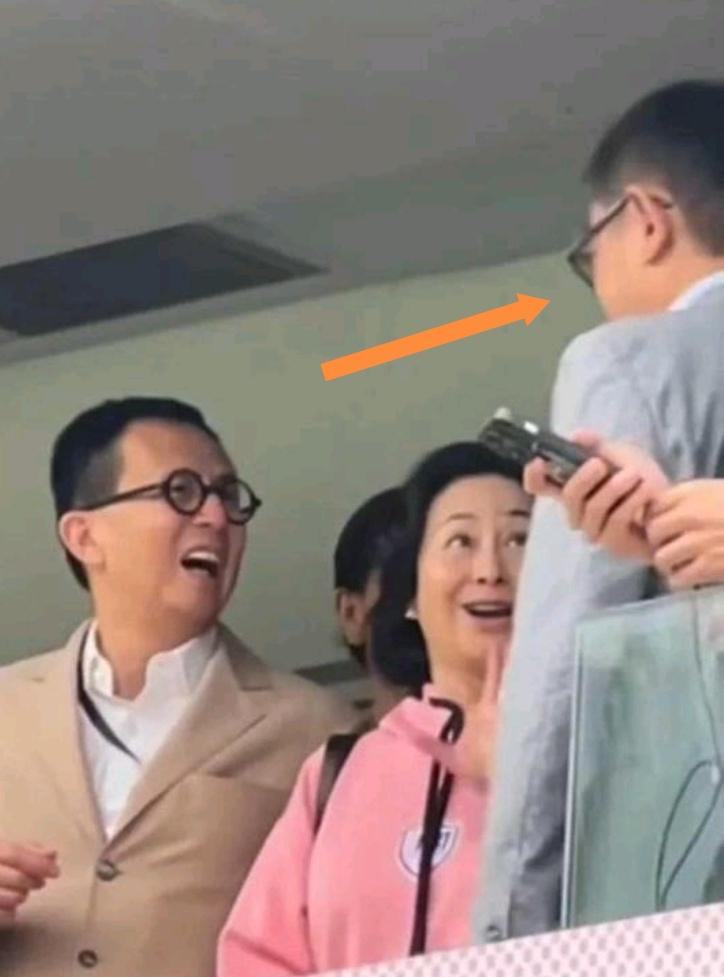 何超琼镜头盯向“许晋亨背影”！离婚多年体面释然，心里白月光从不是前夫。李泽楷与