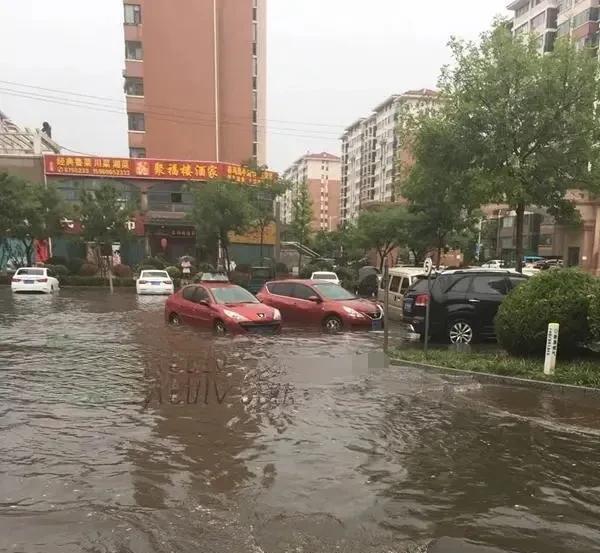 相隔几天的两场暴雨，对烟台莱山的排污管网是巨大的灵魂拷问，上一场暴雨三滩涝了，今