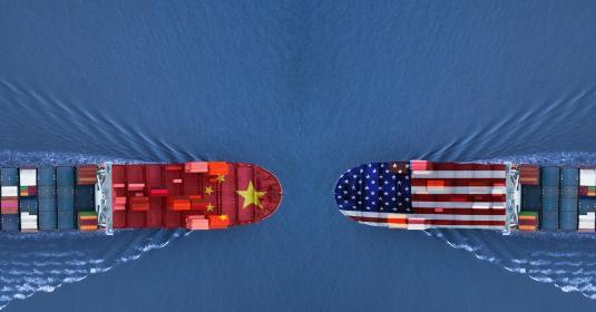 我预感中国重大国运可能要来了！特朗普刚兑中国服软签协议，转头就对欧盟“开火”，逼