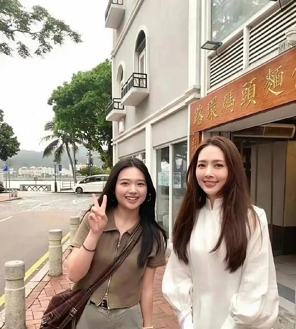 郭碧婷和素人合影，郭碧婷的眼睛好漂亮，灵动有神
