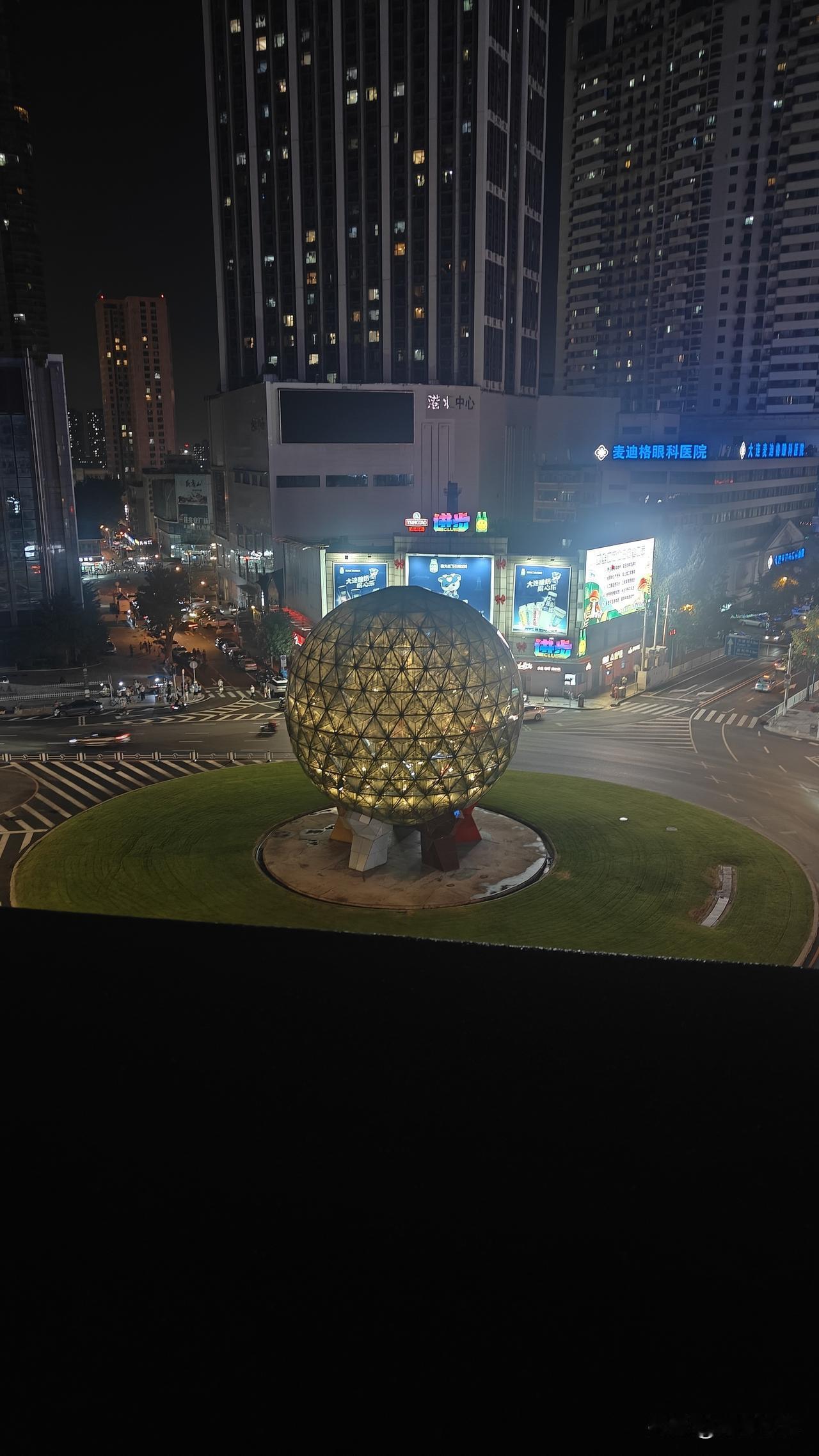 亮了，终于亮了，友好广场的大球亮灯居然如此的好看，给大连的夜景增加了一道新的风景
