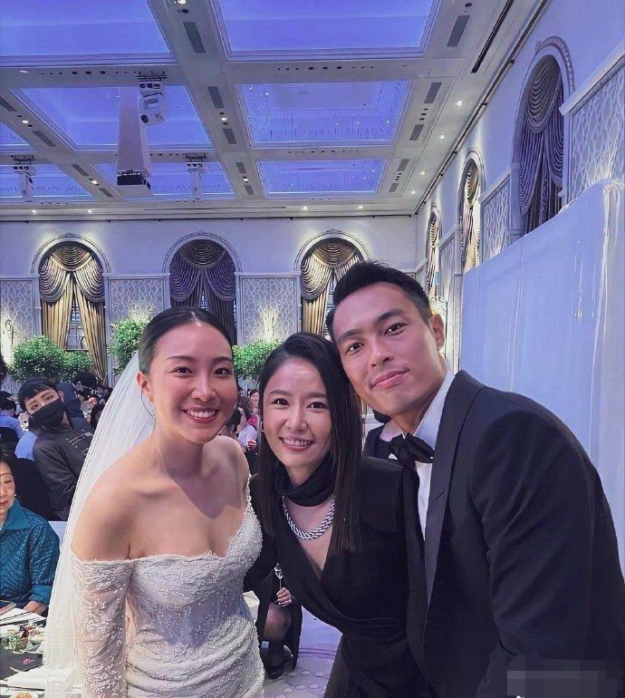 中间林心如，新娘不认识。新郎特别面熟，《都挺好》里面看餐馆的老板是不是他？