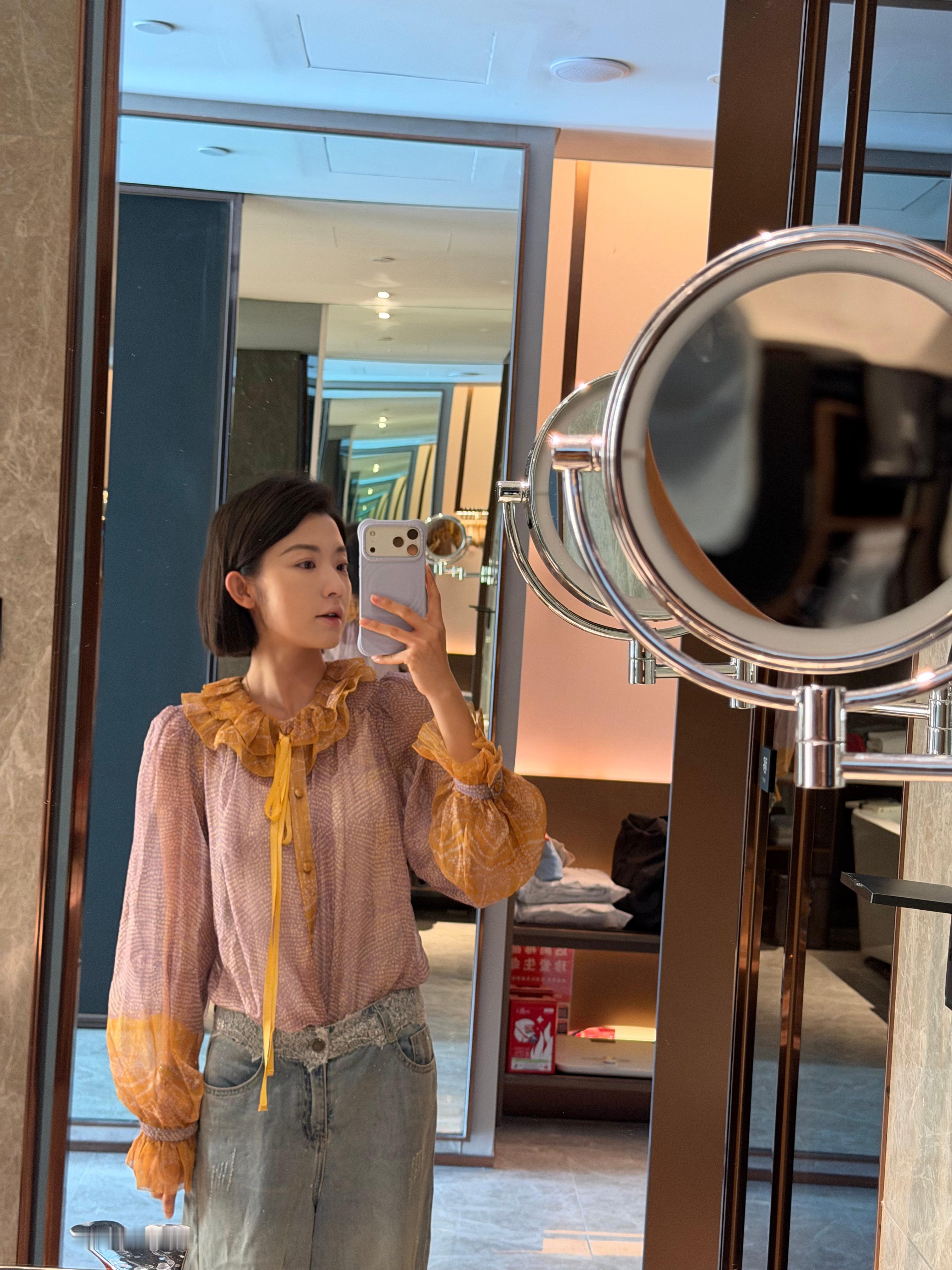 这衣服好评率一般今天换裤子搭配看看[doge]（穿到有夸奖为止早上妆没化完路上