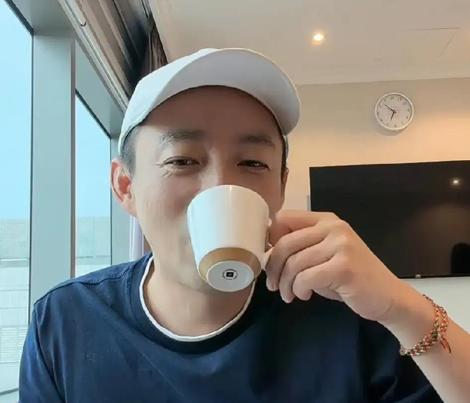 他直播时有人问女儿身高，汪小菲愣了一秒，笑着打岔：“现在要一米八得多吓人。”