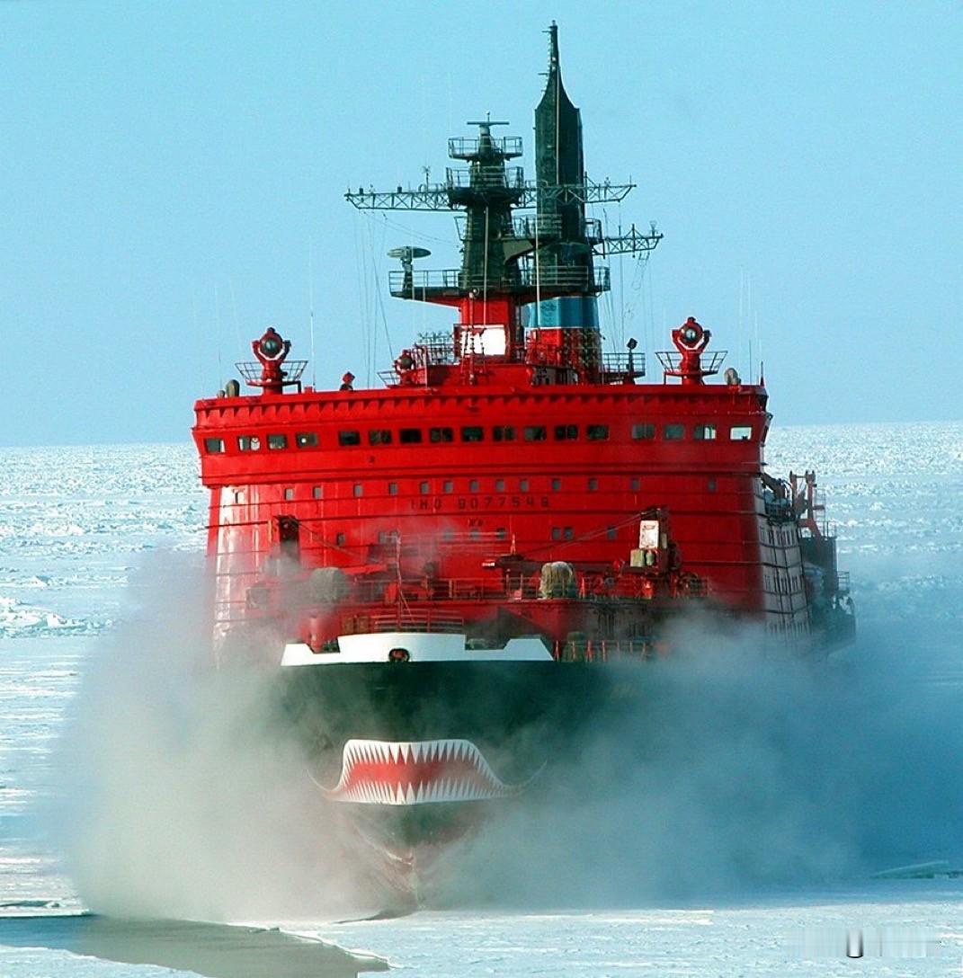 俄罗斯核动力破冰船“亚马尔”号正在北海航线上破冰前进。这艘拥有两座核反应堆和防护