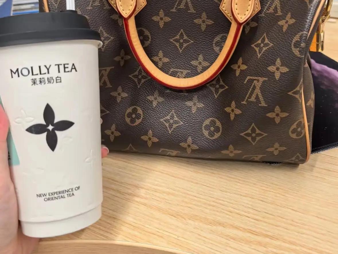 蜜雪冰城捐款1000万，我不意外；霸王茶姬捐款500万，我也不意外；唯独让